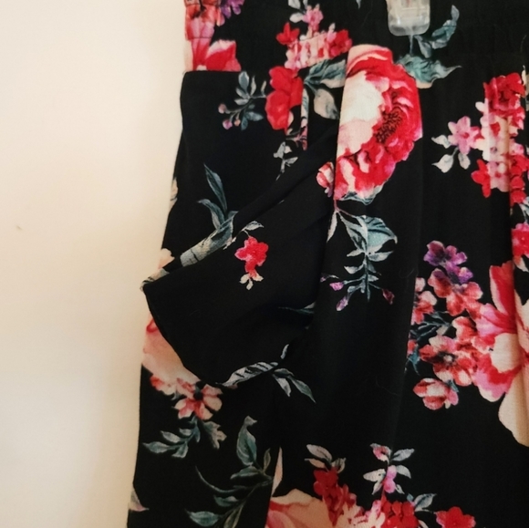 1Torrid Black Floral High-Rise Short with pockets size 3 - Picture 3 of 10